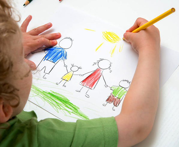 Ребенок рисует