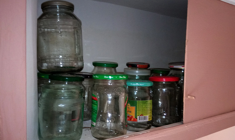 Хранение пустых стеклянных банок в антресоли