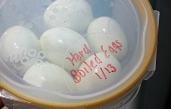 Вареные яйца в контейнере