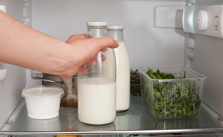Молоко в стеклянной банке в холодильнике