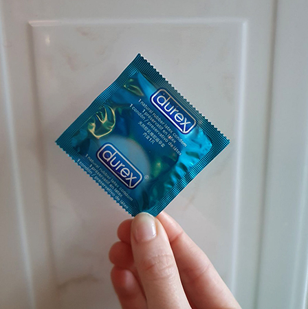Презерватив в руках
