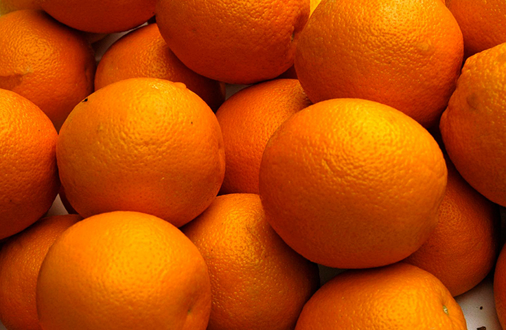 Свежие апельсины