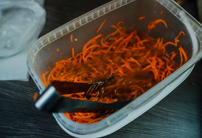 Морковь по-корейски в пластиковом контейнере