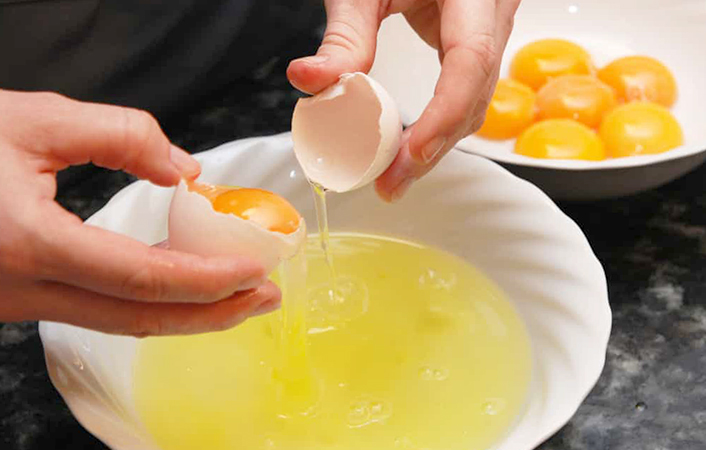 Яичный белок в посуде