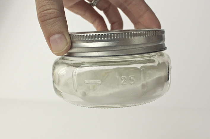 Сода в герметичной стеклянной банке